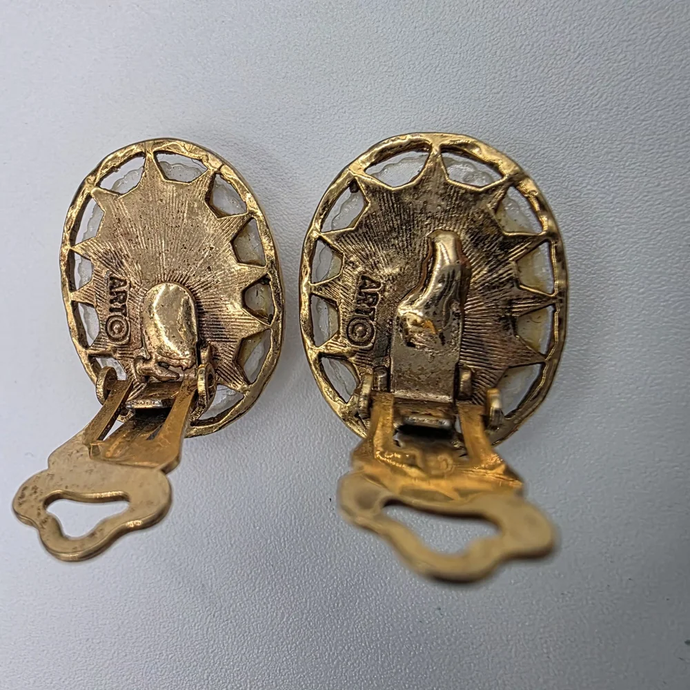 Vintage Signed ART Portrait Brooch Or Pendent and Coordinating Earring Set